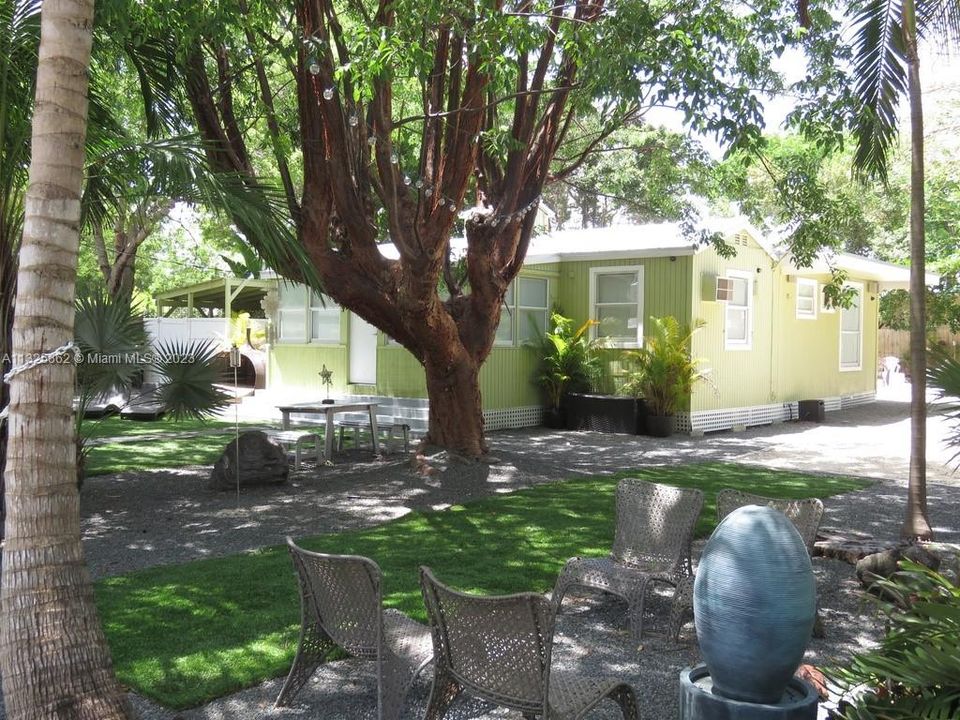 Recently Sold: $650,000 (2 beds, 2 baths, 1296 Square Feet)