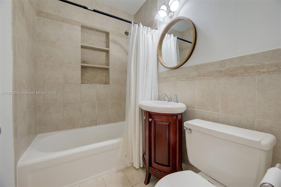 最近售出: $1,435,000 (3 贝兹, 3 浴室, 1947 平方英尺)