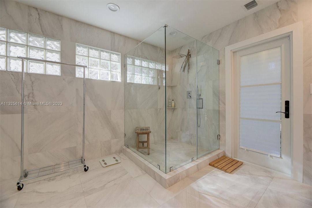 最近售出: $1,435,000 (3 贝兹, 3 浴室, 1947 平方英尺)