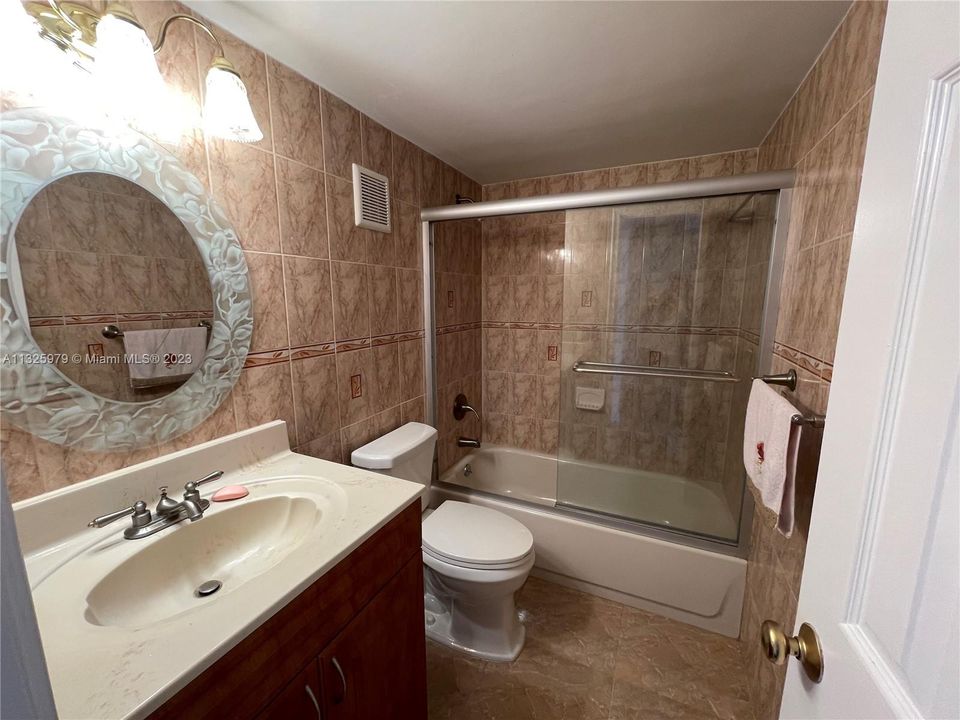 最近租的: $3,500 (2 贝兹, 2 浴室, 944 平方英尺)