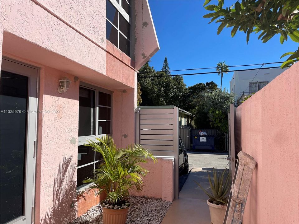 Recently Rented: $3,500 (2 beds, 2 baths, 944 Square Feet)