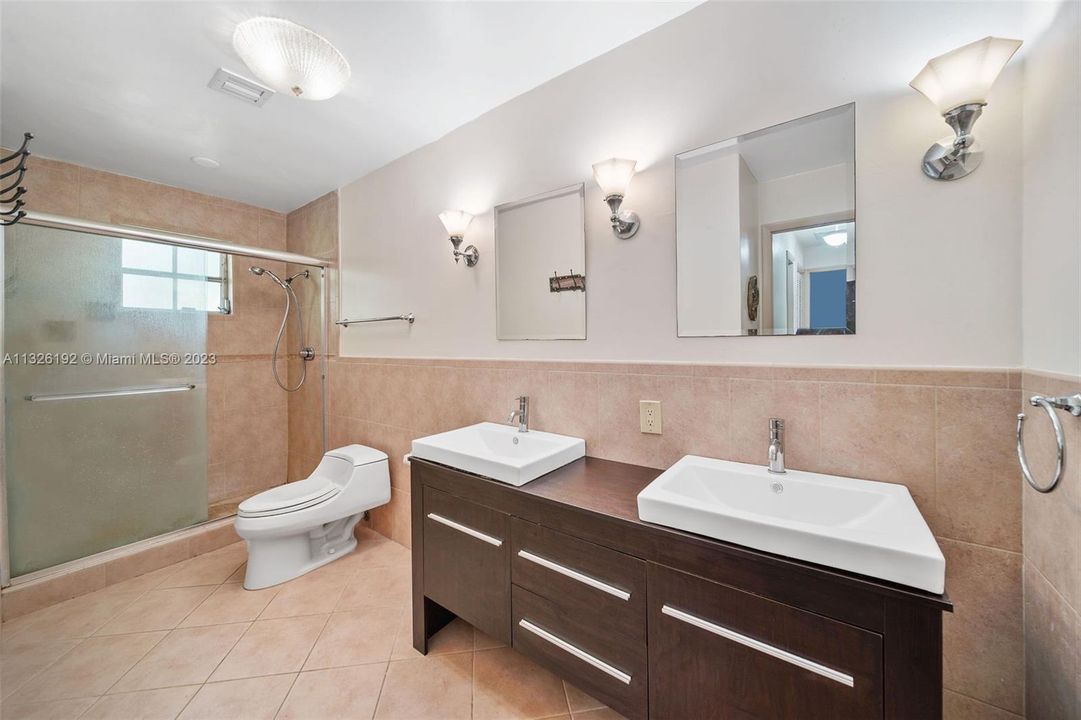 Recently Sold: $1,450,000 (3 beds, 2 baths, 2666 Square Feet)
