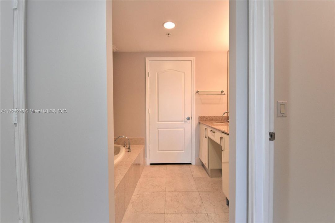 Recently Sold: $465,000 (1 beds, 2 baths, 897 Square Feet)
