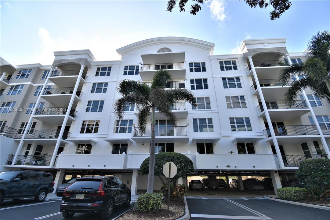 Recently Sold: $465,000 (1 beds, 2 baths, 897 Square Feet)