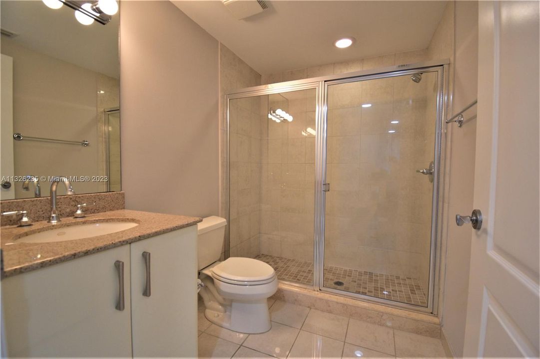 最近售出: $465,000 (1 贝兹, 2 浴室, 897 平方英尺)