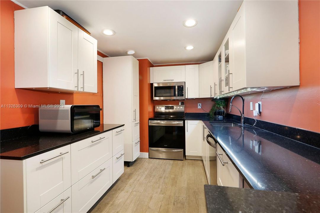 For Sale: $349,000 (2 beds, 2 baths, 1225 Square Feet)