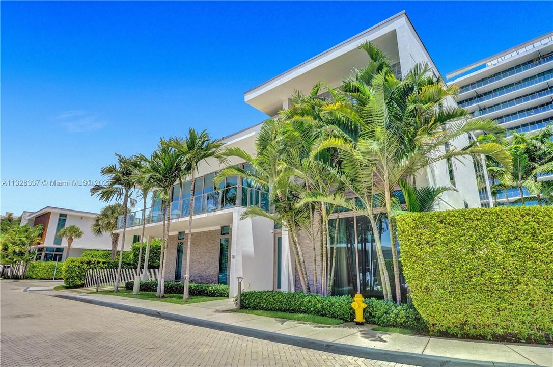 Recently Sold: $10,500,000 (5 beds, 5 baths, 4997 Square Feet)