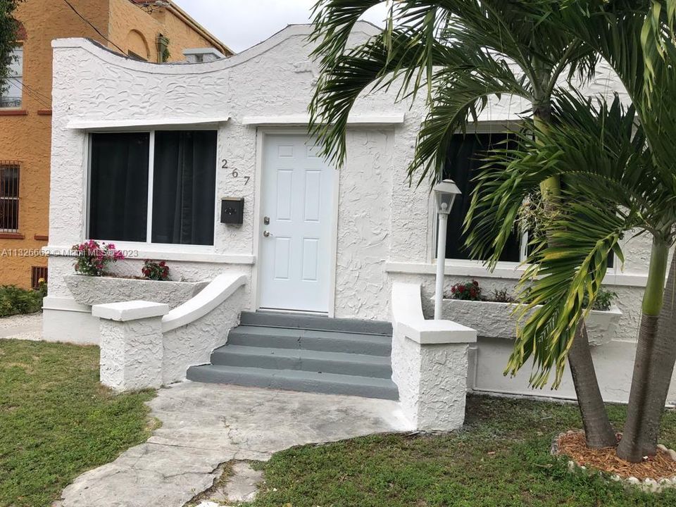 Recently Sold: $915,000 (4 beds, 2 baths, 1386 Square Feet)