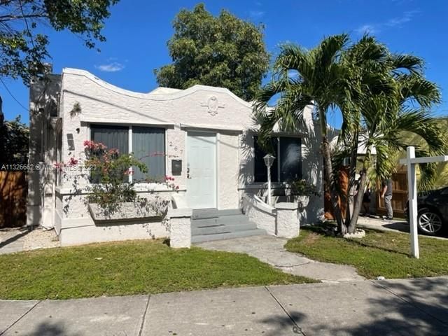 Recently Sold: $915,000 (4 beds, 2 baths, 1386 Square Feet)