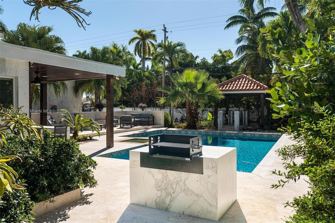 Recently Sold: $3,000,000 (4 beds, 4 baths, 5104 Square Feet)