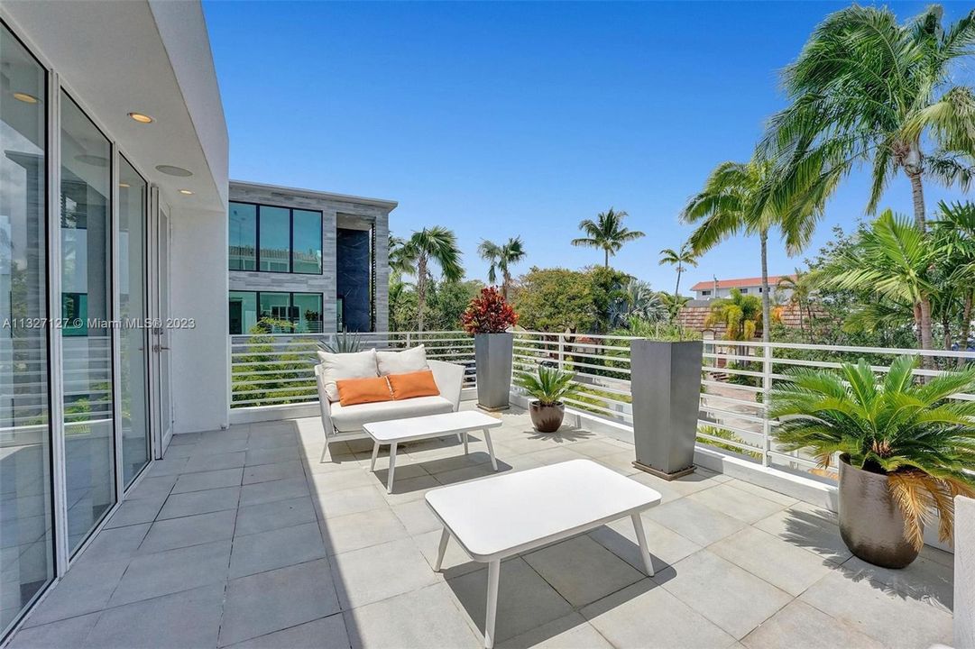 Recently Sold: $2,675,000 (4 beds, 4 baths, 3254 Square Feet)