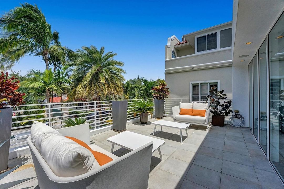 Recently Sold: $2,675,000 (4 beds, 4 baths, 3254 Square Feet)