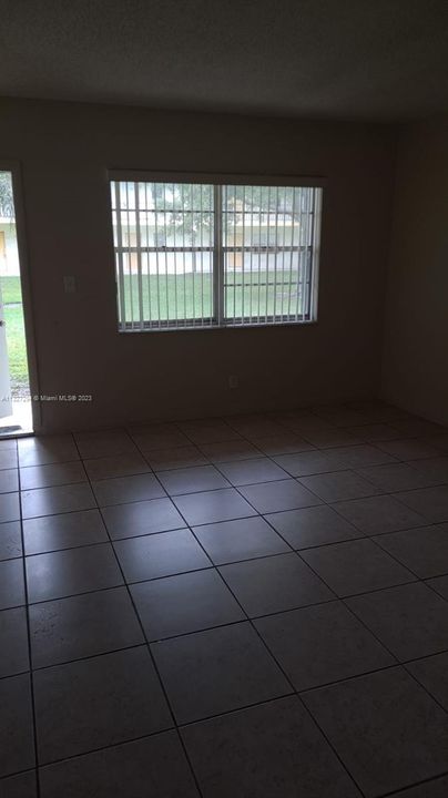 For Sale: $140,000 (2 beds, 1 baths, 880 Square Feet)
