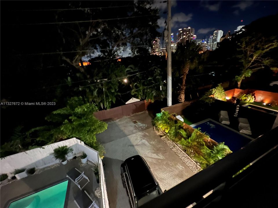 Recientemente alquilado: $10,500 (3 camas, 3 baños, 2427 Pies cuadrados)