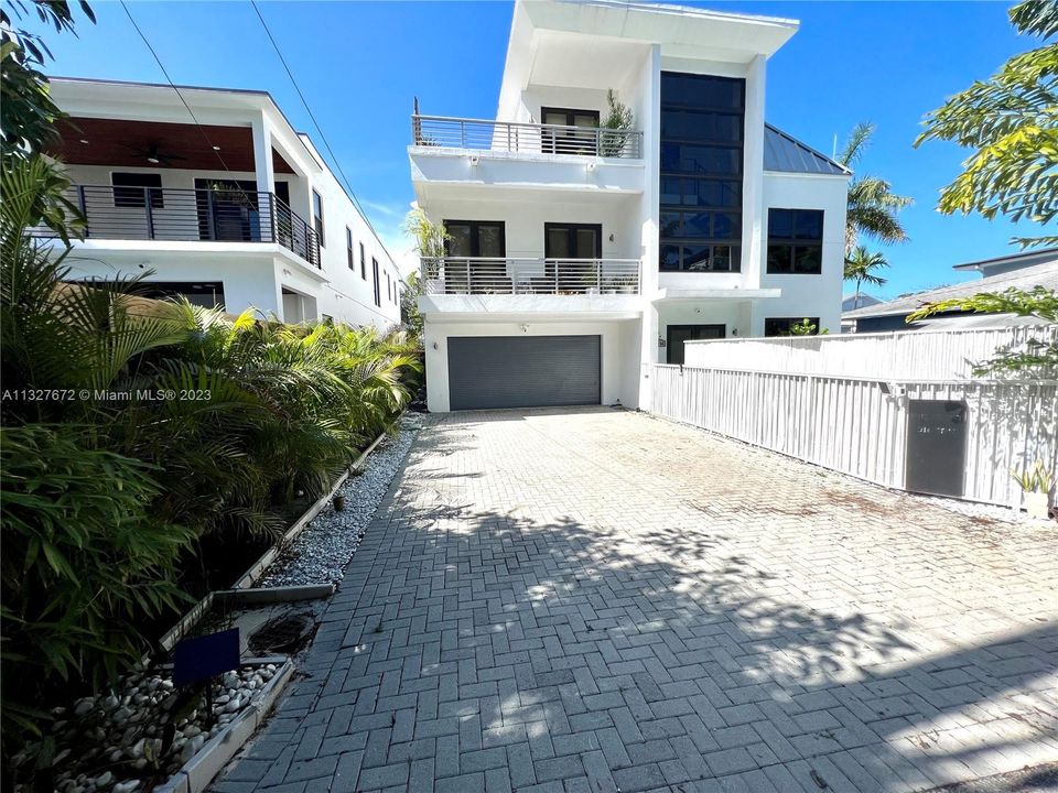 Recientemente alquilado: $10,500 (3 camas, 3 baños, 2427 Pies cuadrados)