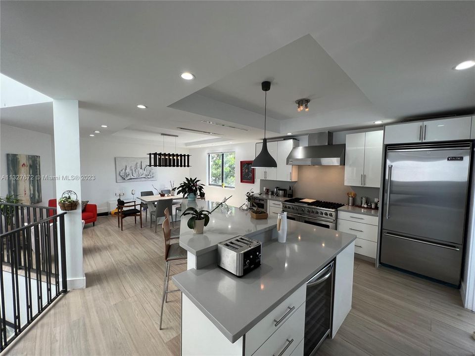 Recientemente alquilado: $10,500 (3 camas, 3 baños, 2427 Pies cuadrados)