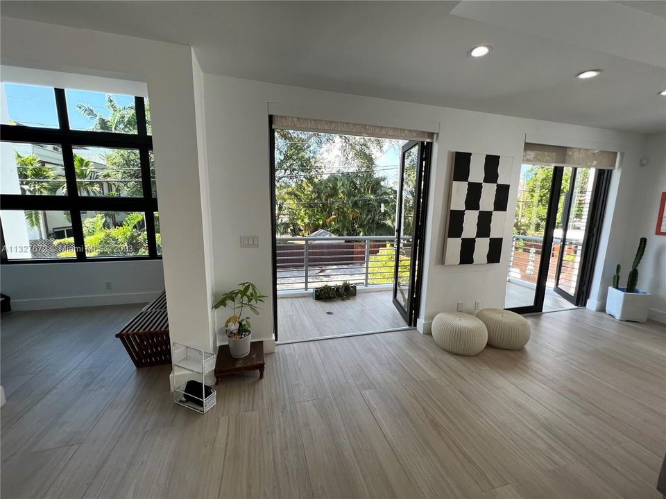 Recientemente alquilado: $10,500 (3 camas, 3 baños, 2427 Pies cuadrados)