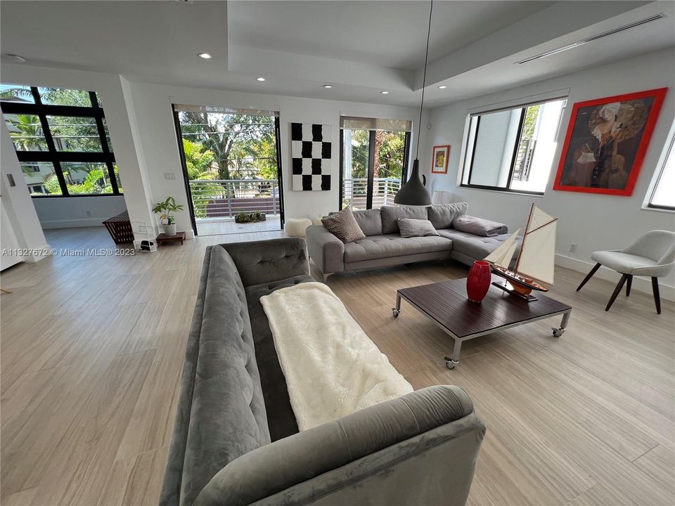 Recientemente alquilado: $10,500 (3 camas, 3 baños, 2427 Pies cuadrados)