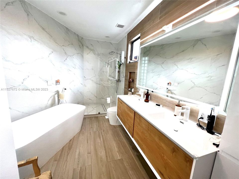 Recientemente alquilado: $10,500 (3 camas, 3 baños, 2427 Pies cuadrados)