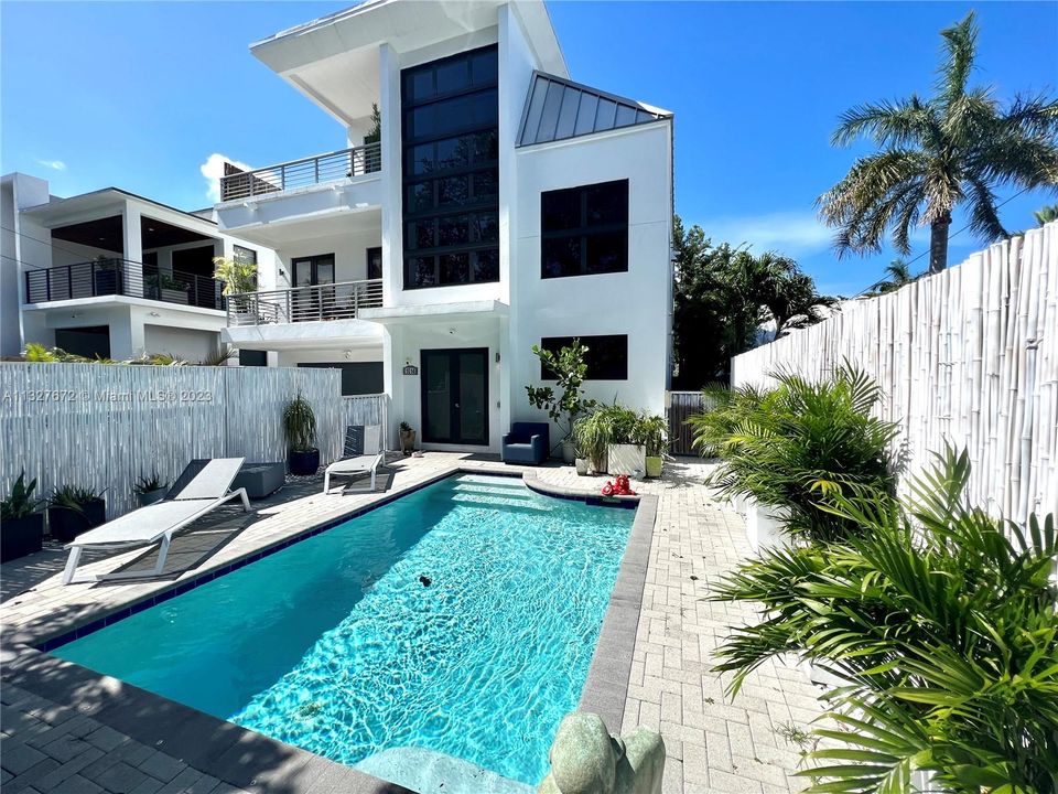 Recientemente alquilado: $10,500 (3 camas, 3 baños, 2427 Pies cuadrados)