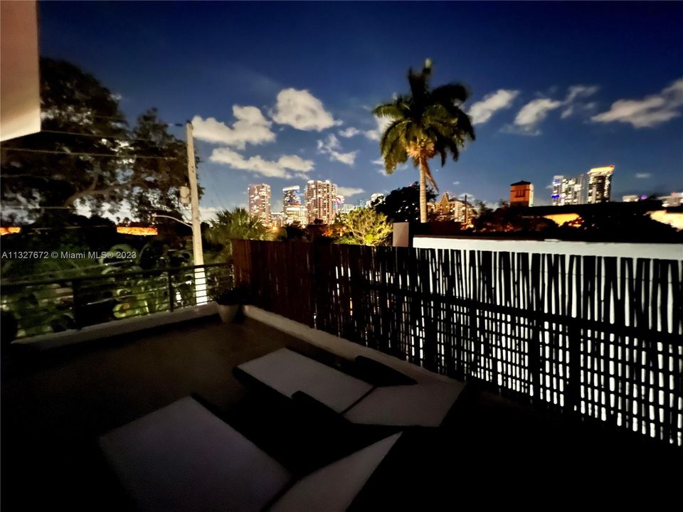 Recientemente alquilado: $10,500 (3 camas, 3 baños, 2427 Pies cuadrados)