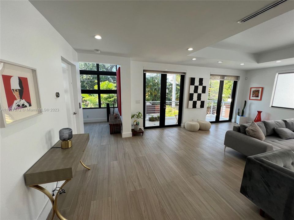 Recientemente alquilado: $10,500 (3 camas, 3 baños, 2427 Pies cuadrados)