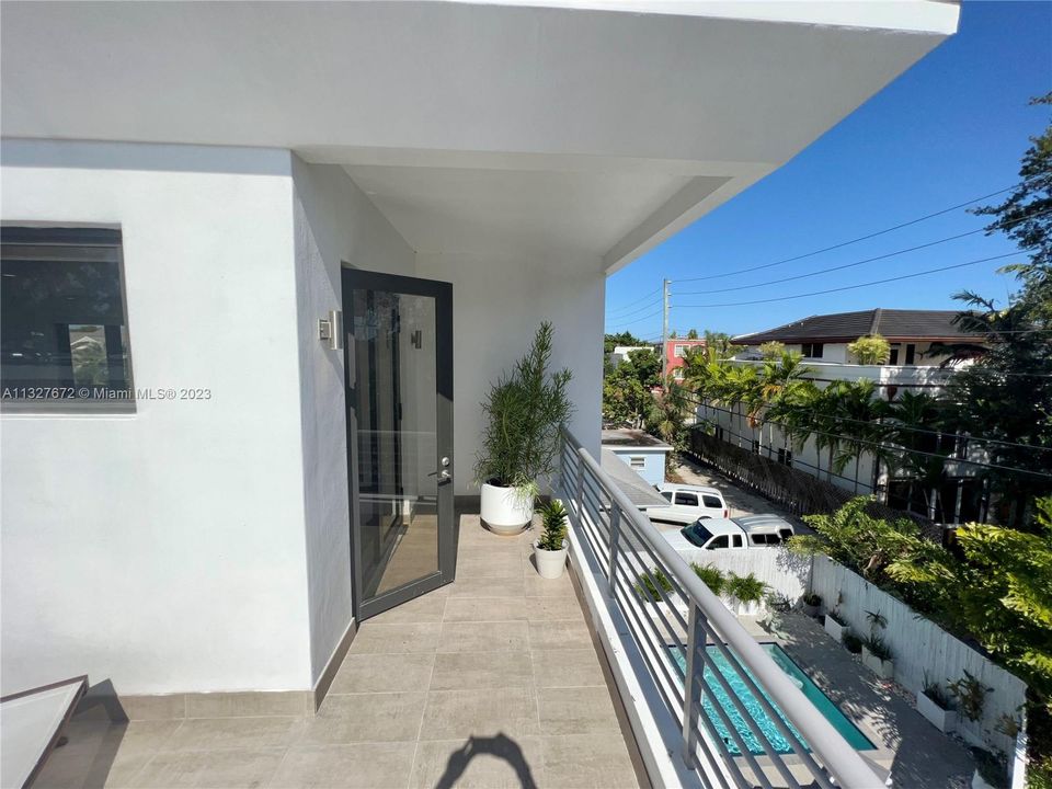 Recientemente alquilado: $10,500 (3 camas, 3 baños, 2427 Pies cuadrados)