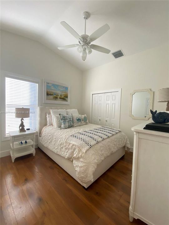 最近售出: $3,475,000 (3 贝兹, 2 浴室, 1950 平方英尺)