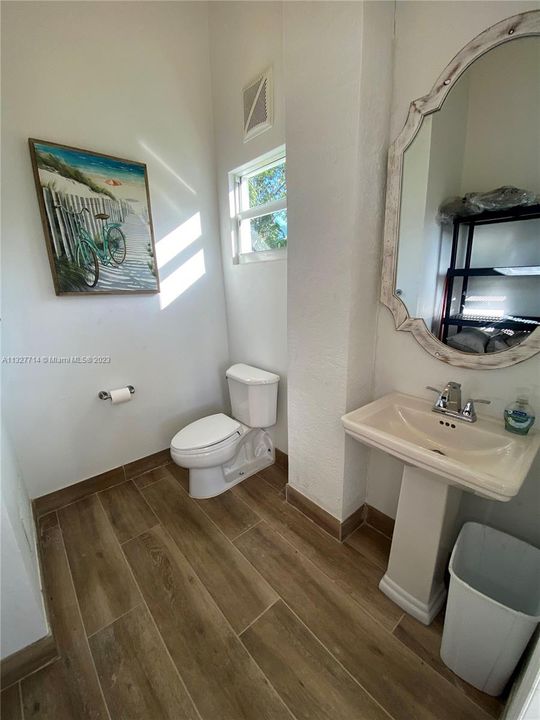 最近售出: $3,475,000 (3 贝兹, 2 浴室, 1950 平方英尺)