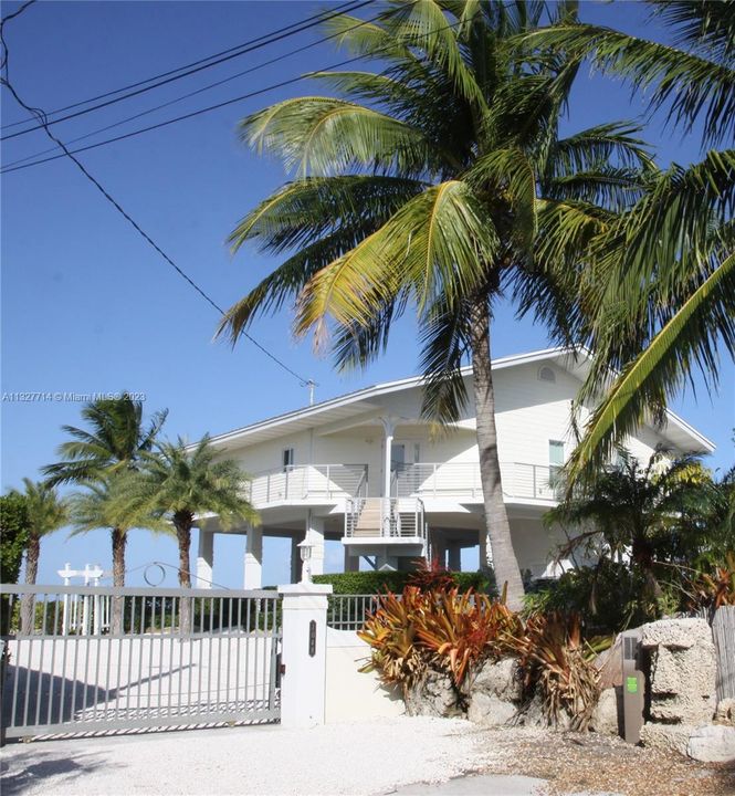 最近售出: $3,475,000 (3 贝兹, 2 浴室, 1950 平方英尺)