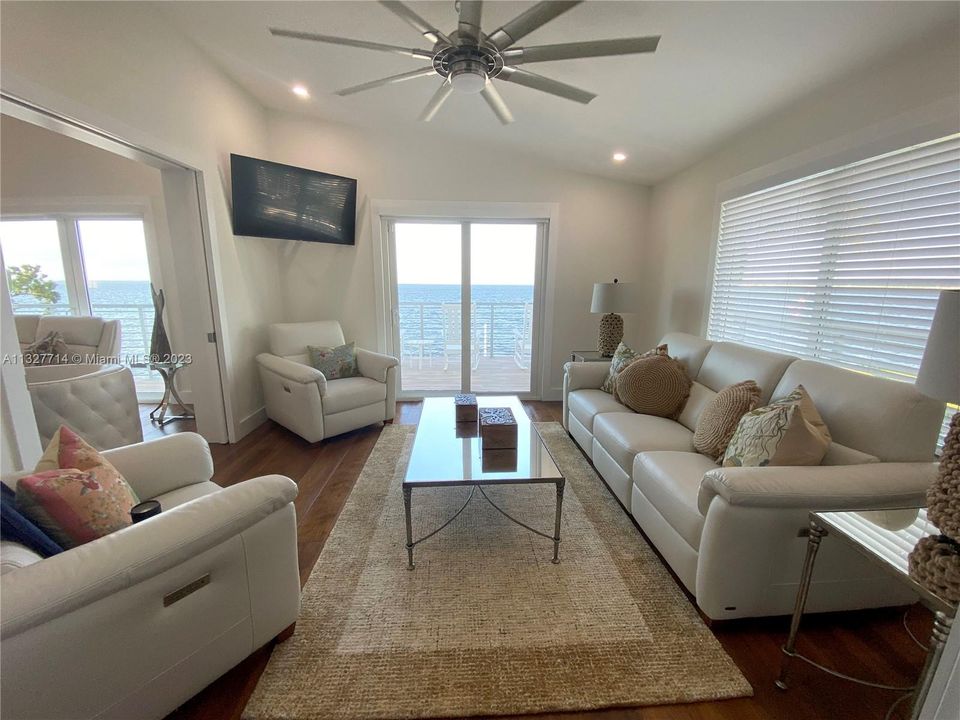 最近售出: $3,475,000 (3 贝兹, 2 浴室, 1950 平方英尺)