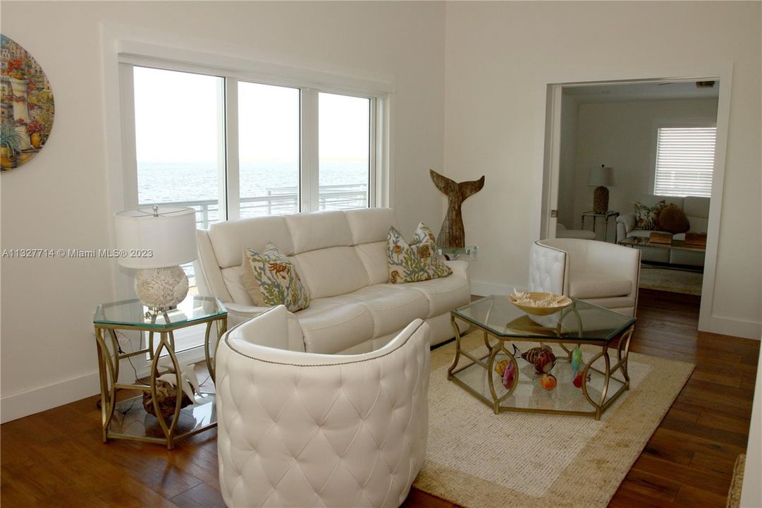 最近售出: $3,475,000 (3 贝兹, 2 浴室, 1950 平方英尺)