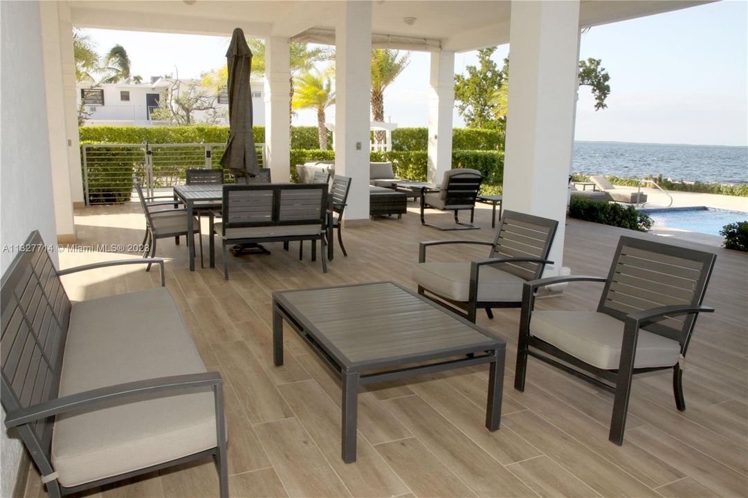 最近售出: $3,475,000 (3 贝兹, 2 浴室, 1950 平方英尺)