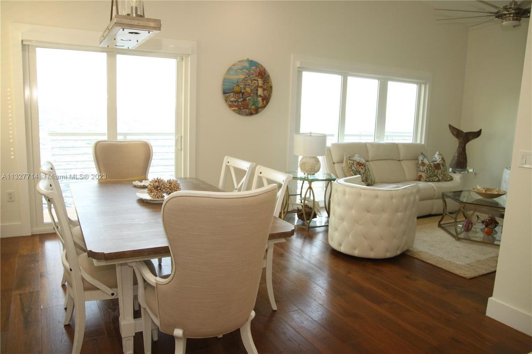 最近售出: $3,475,000 (3 贝兹, 2 浴室, 1950 平方英尺)