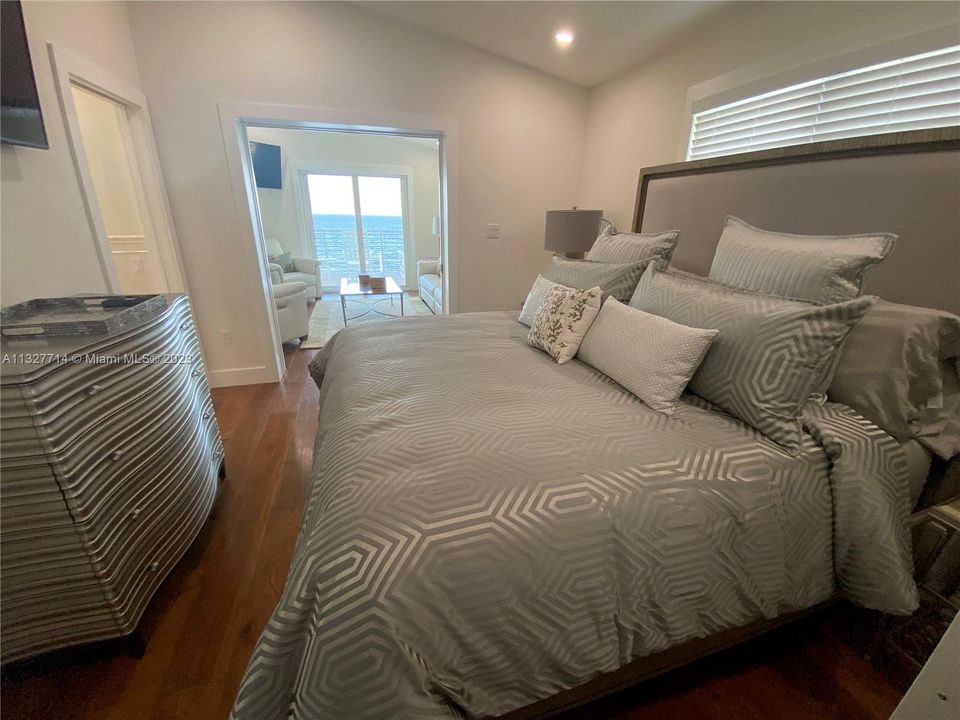 最近售出: $3,475,000 (3 贝兹, 2 浴室, 1950 平方英尺)