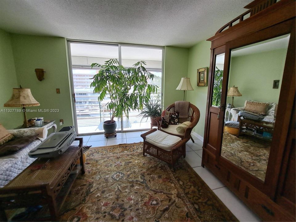 Recently Sold: $190,000 (1 beds, 1 baths, 812 Square Feet)