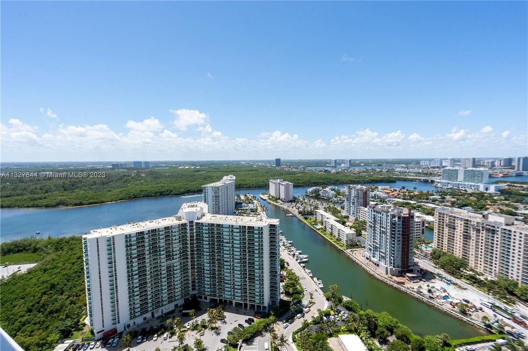 Recently Sold: $3,150,000 (2 beds, 2 baths, 1447 Square Feet)