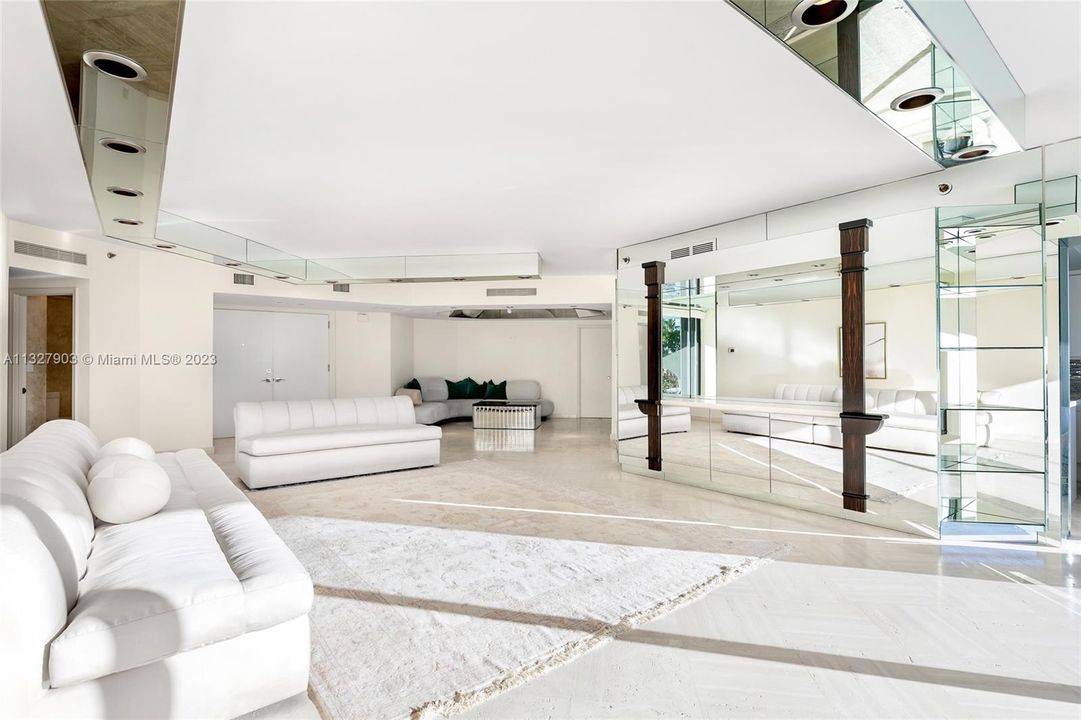 Recently Sold: $2,500,000 (2 beds, 3 baths, 2618 Square Feet)