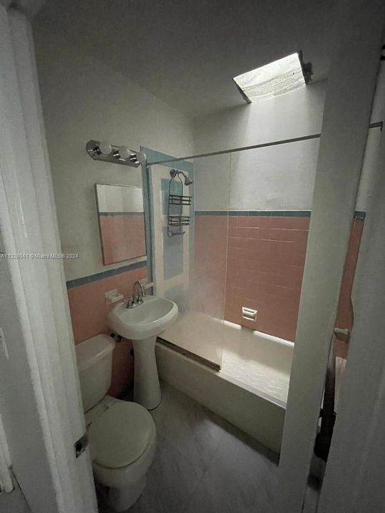 待售: $195,000 (0 贝兹, 1 浴室, 250 平方英尺)