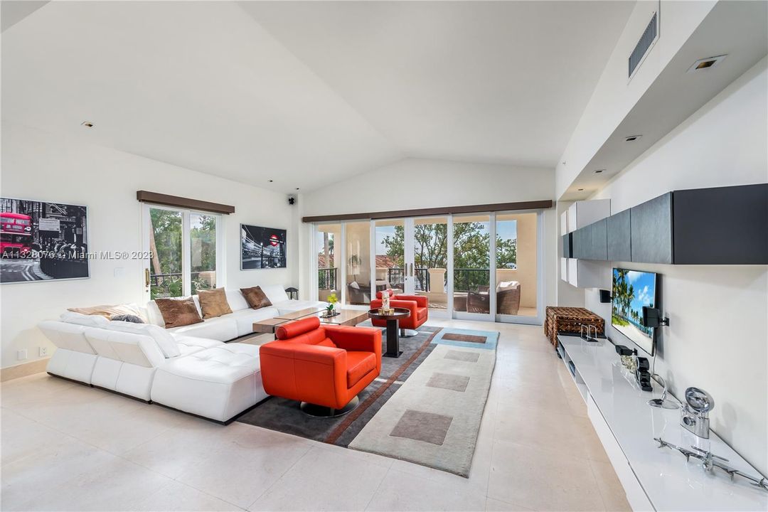 Active With Contract: $4,500,000 (3 beds, 3 baths, 2744 Square Feet)