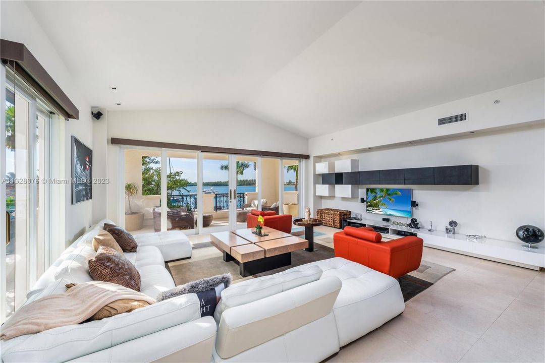 Active With Contract: $4,500,000 (3 beds, 3 baths, 2744 Square Feet)