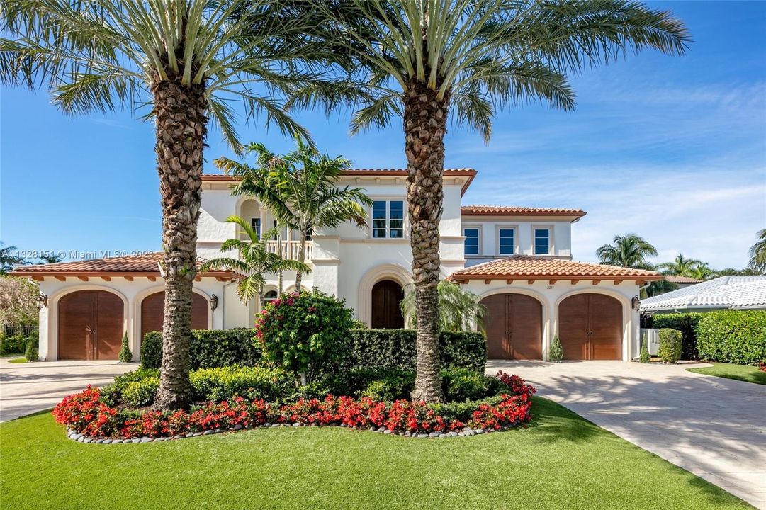 Recently Sold: $6,495,000 (5 beds, 6 baths, 6641 Square Feet)