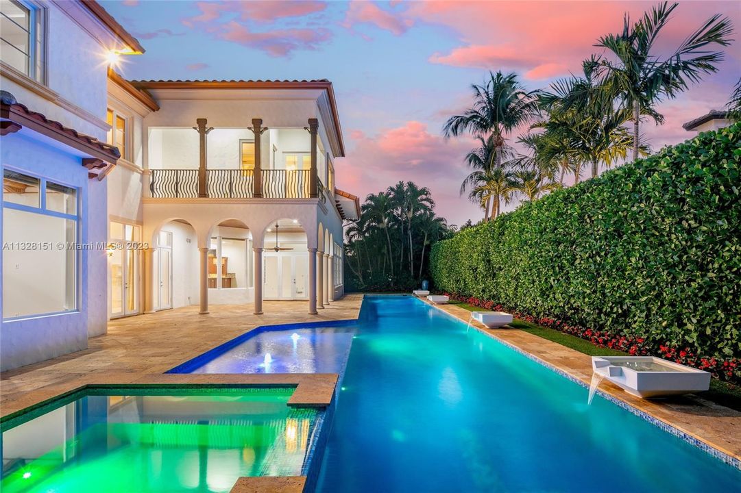 Recently Sold: $6,495,000 (5 beds, 6 baths, 6641 Square Feet)