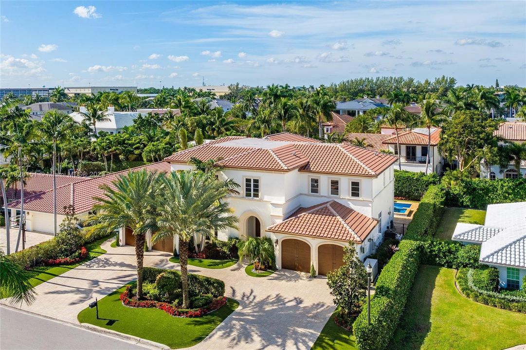 Recently Sold: $6,495,000 (5 beds, 6 baths, 6641 Square Feet)