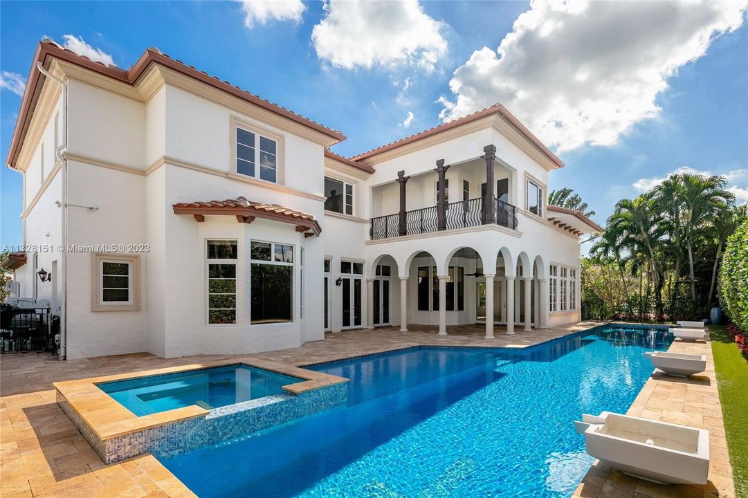 Vendido Recientemente: $6,495,000 (5 camas, 6 baños, 6641 Pies cuadrados)