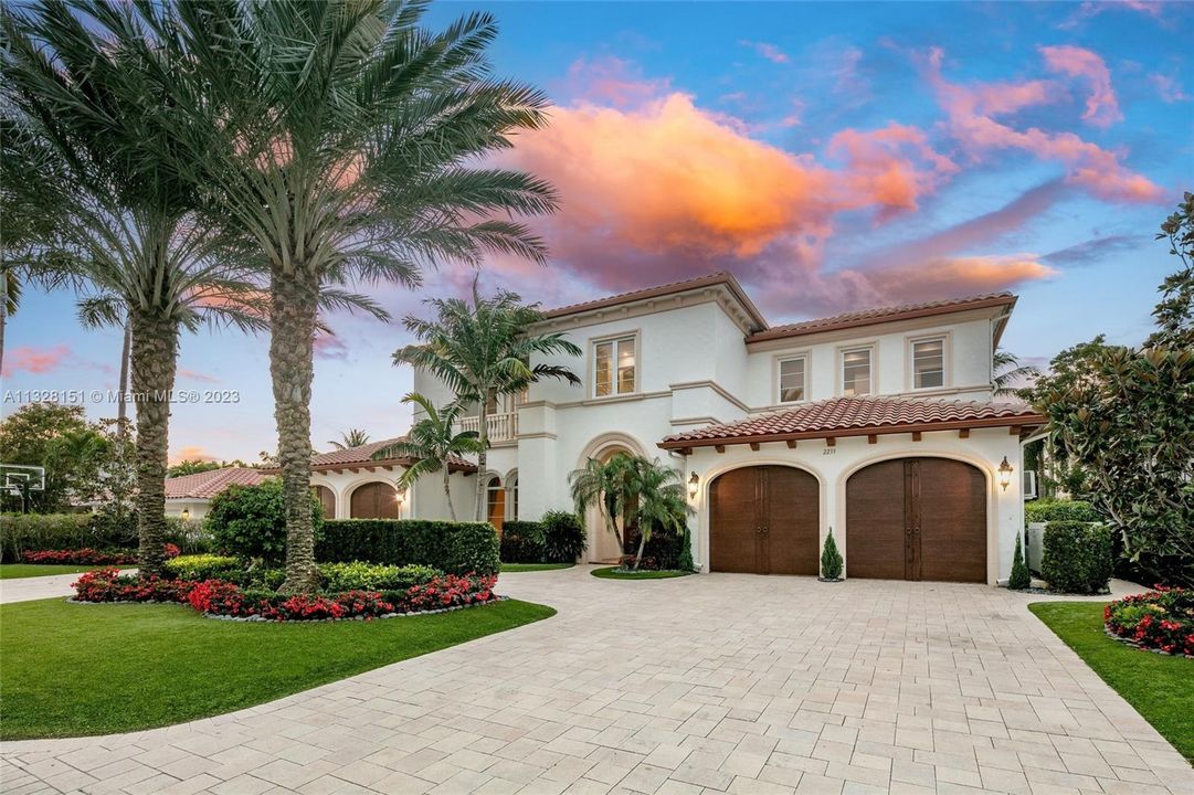 Recently Sold: $6,495,000 (5 beds, 6 baths, 6641 Square Feet)