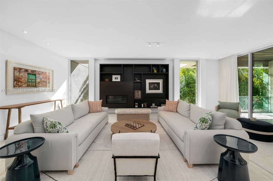 Recently Sold: $8,575,000 (5 beds, 6 baths, 5369 Square Feet)
