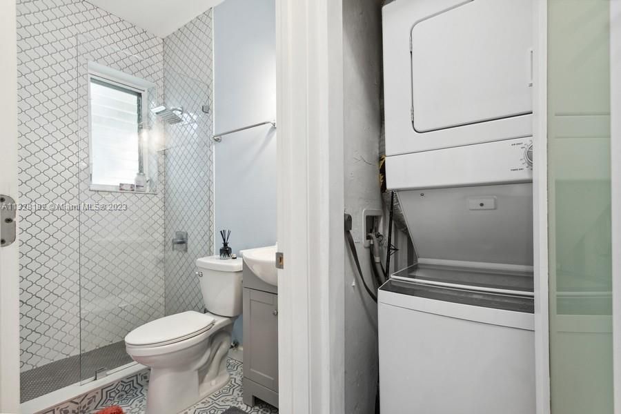 For Sale: $289,000 (1 beds, 1 baths, 637 Square Feet)