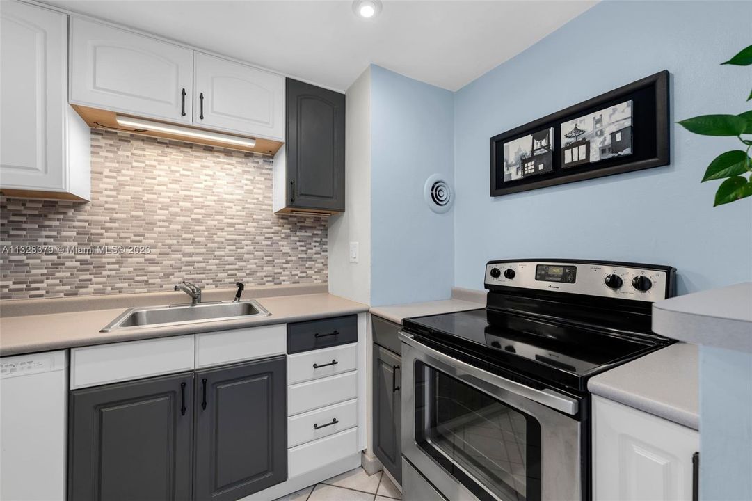 Recently Sold: $390,000 (1 beds, 1 baths, 831 Square Feet)