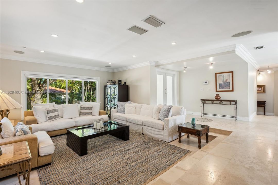 Recently Sold: $1,999,500 (4 beds, 2 baths, 2323 Square Feet)